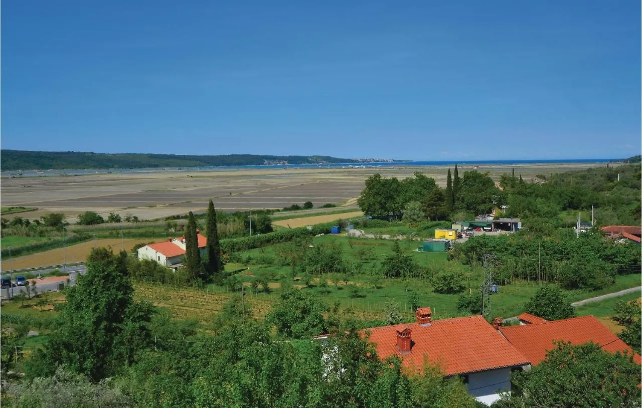 2 Bedroom Cozy Apartment In Secovlje