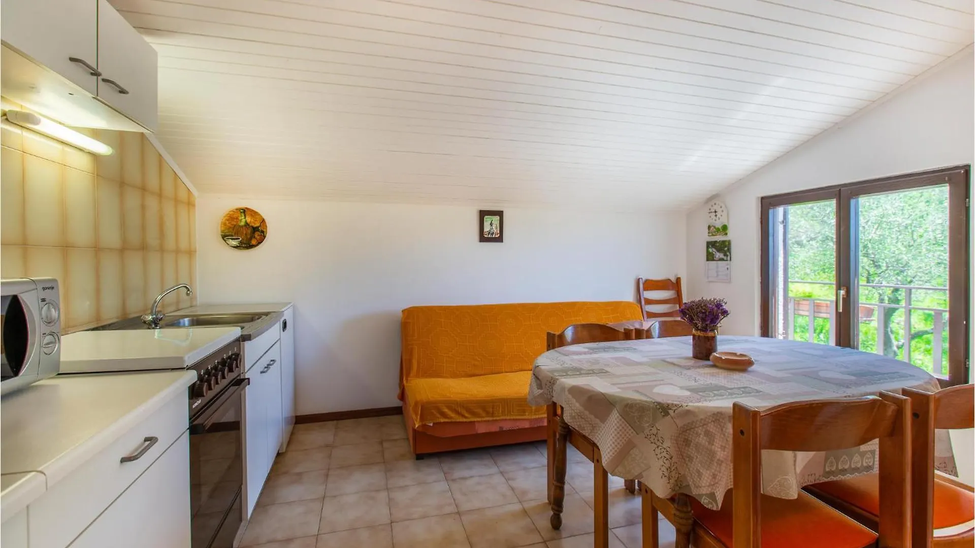 2 Bedroom Cozy Apartment In Secovlje